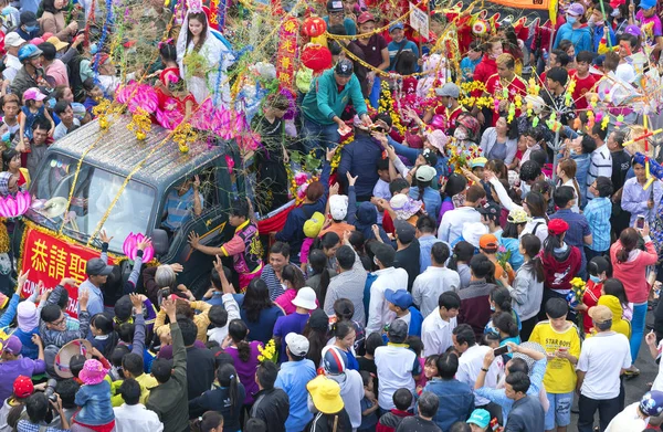 車の旗と祭中国のランタン、車の女の子は、お金を寄付 — ストック写真