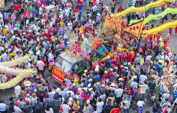 Κινέζικο φανάρι Φεστιβάλ με πολύχρωμα δράκους, λιοντάρι, σημαίες, αυτοκίνητα, βάδισε σε δρόμους που προσέλκυσε πλήθος — Φωτογραφία Αρχείου