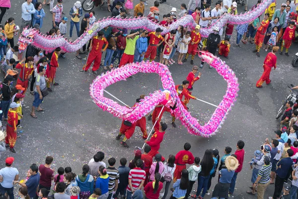 Dragon dance festival på gatan — Stockfoto