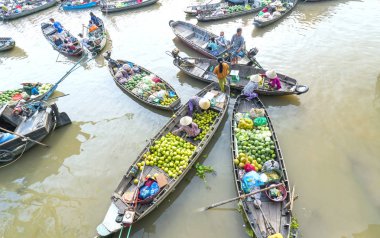 Yüzen Pazar kalabalık çiftçiler satınalma yukarıda görüntülemek