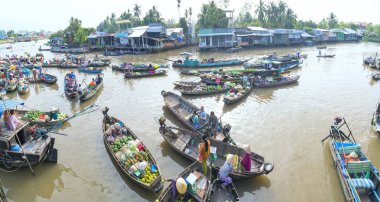 Yüzen Pazar kalabalık çiftçiler satınalma yukarıda görüntülemek
