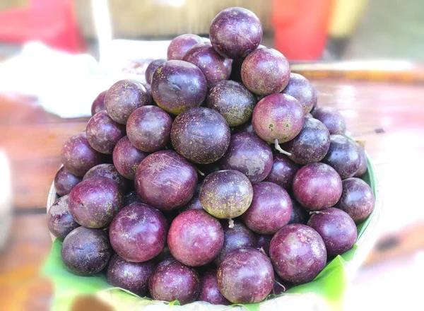 Maturo viola stella mela frutta è accatastato per la vendita ai consumatori — Foto Stock