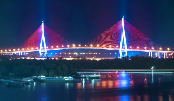 Kan Tho kabel bron vid natt skimrande färgglada — Stockfoto