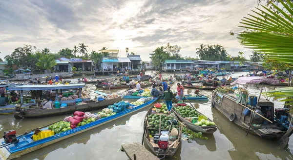 Los agricultores compran hacinados en el mercado flotante mañana —  Fotos de Stock
