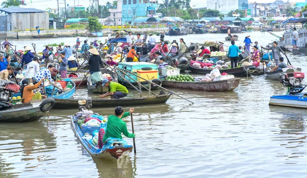 Los agricultores compran hacinados en el mercado flotante mañana — Foto de Stock