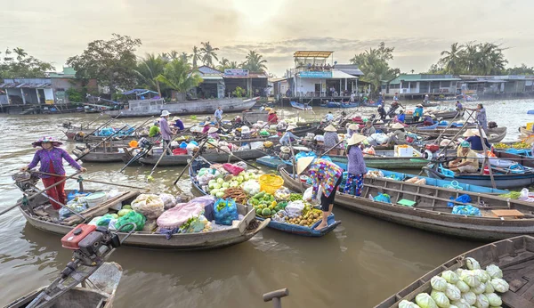 Pazar sabah yüzen kalabalık çiftçiler satınalma 