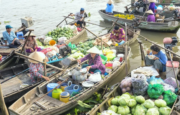 Vendeur de nourriture vendant des nouilles sur le bateau — Photo