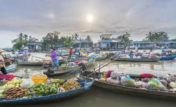 Los agricultores compran hacinados en el mercado flotante mañana — Foto de Stock