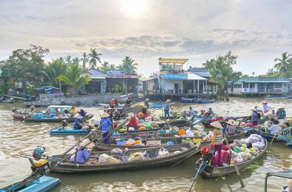 Los agricultores compran hacinados en el mercado flotante mañana — Foto de Stock