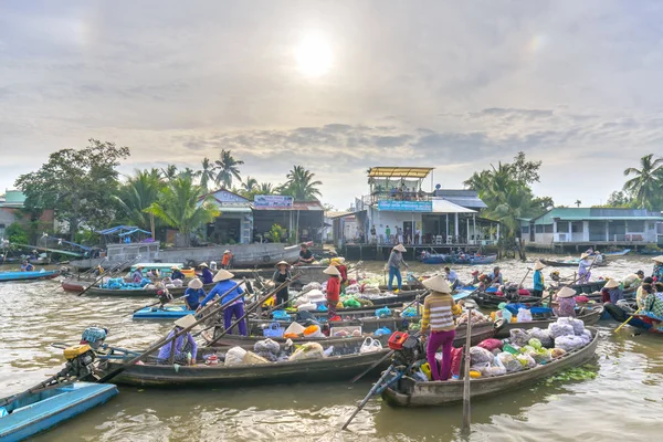 Los agricultores compran hacinados en el mercado flotante mañana — Foto de Stock