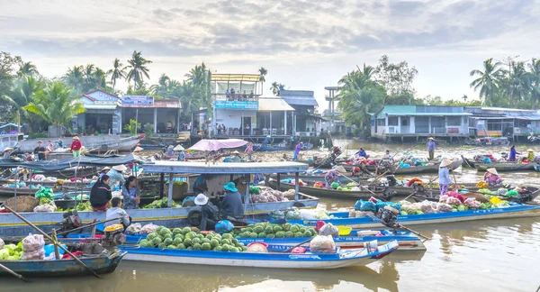 Los agricultores compran hacinados en el mercado flotante mañana — Foto de Stock