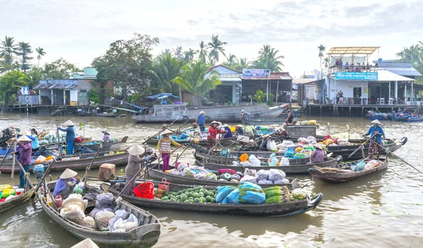 Los agricultores compran hacinados en el mercado flotante mañana — Foto de Stock