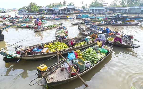 Los agricultores compran hacinados en el mercado flotante mañana — Foto de Stock