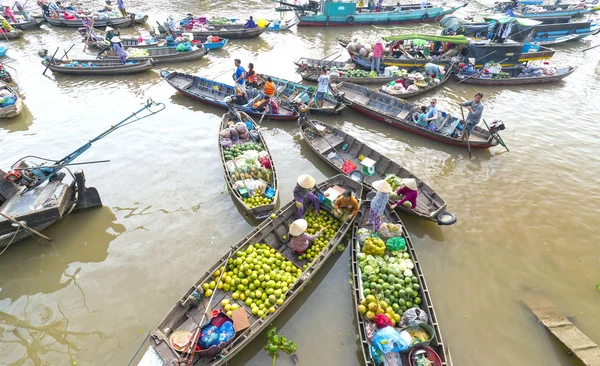 Vue ci-dessus les agriculteurs achètent bondés dans le marché flottant — Photo