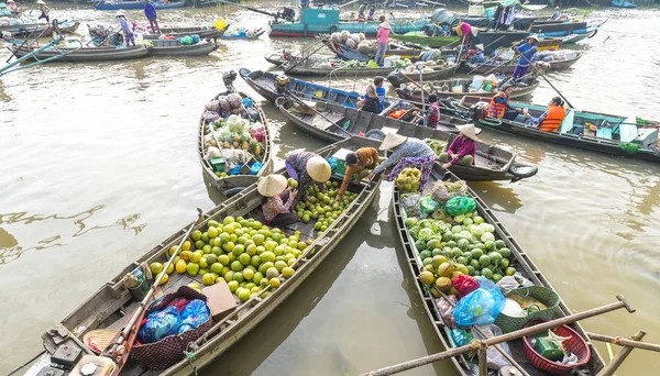 Los agricultores compran hacinados en el mercado flotante mañana — Foto de Stock