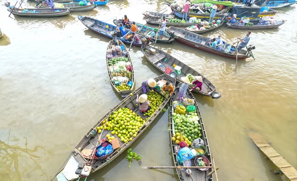 Vue ci-dessus les agriculteurs achètent bondés dans le marché flottant — Photo