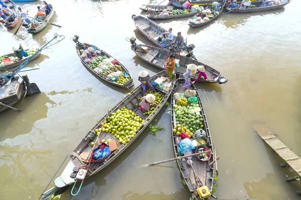 Ver arriba los agricultores compran hacinados en el mercado flotante — Foto de Stock