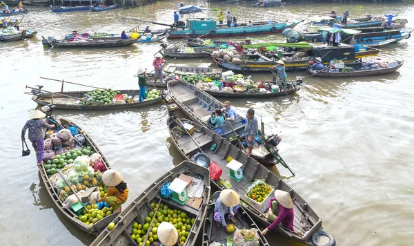 Blick über den Bauerneinkauf auf schwimmendem Markt — Stockfoto