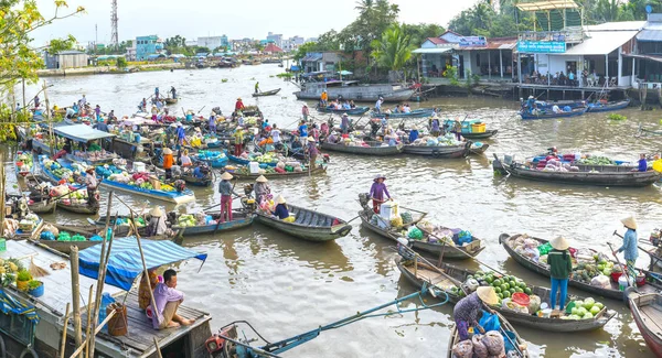 Los agricultores compran hacinados en el mercado flotante mañana — Foto de Stock