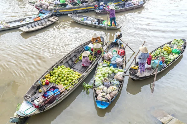 Ver arriba los agricultores compran hacinados en el mercado flotante — Foto de Stock