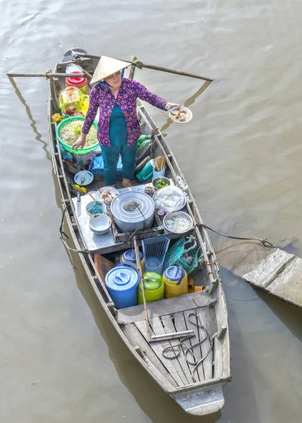 Vendedor de comida vendiendo fideos en el barco — Foto de Stock