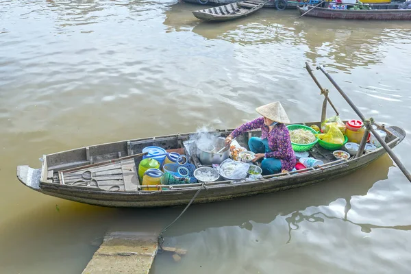 Lebensmittelhändler verkauft Nudeln auf dem Boot — Stockfoto