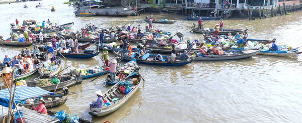 Los agricultores compran hacinados en el mercado flotante mañana — Foto de Stock