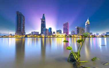 Riverside şehir günbatımı parlak parlak gökdelenler nehir boyunca kömür gün sonu