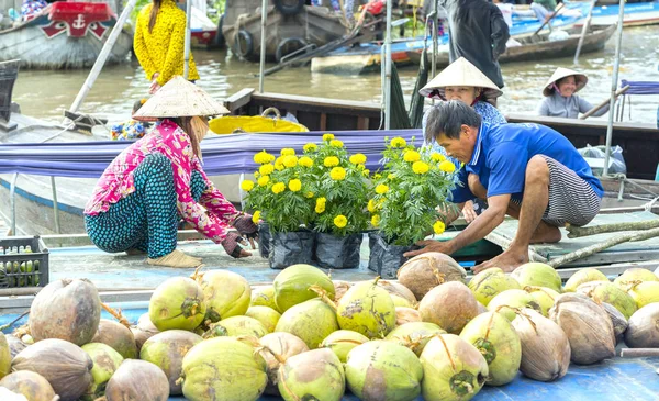 Les agriculteurs expédient, arrangent des pots de fleurs de souci à bord — Photo