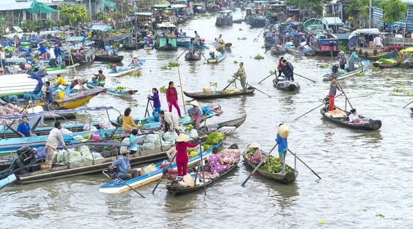 Pazar sabah yüzen kalabalık çiftçiler satınalma