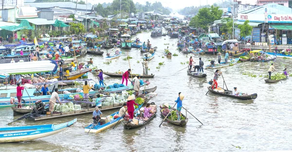 Los agricultores compran hacinados en el mercado flotante mañana — Foto de Stock