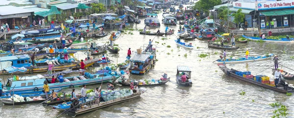 Los agricultores compran hacinados en el mercado flotante mañana — Foto de Stock