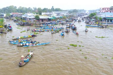 Pazar sabah yüzen kalabalık çiftçiler satınalma