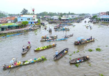 Pazar sabah yüzen kalabalık çiftçiler satınalma