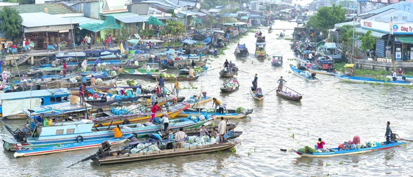 Pazar sabah yüzen kalabalık çiftçiler satınalma
