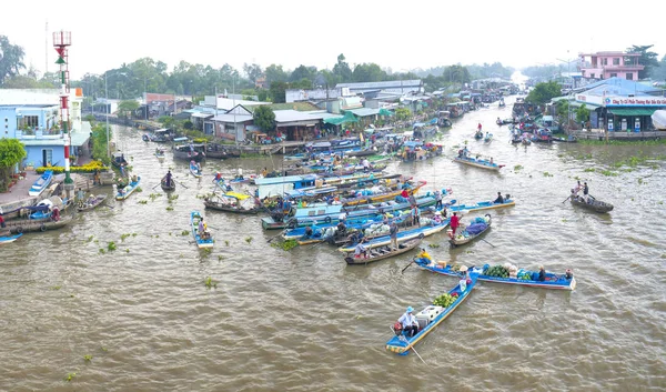 Pazar sabah yüzen kalabalık çiftçiler satınalma