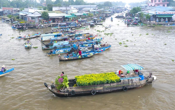 Barcos intercambio de flores en el río por la mañana — Foto de Stock