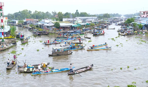 Los agricultores compran hacinados en el mercado flotante mañana — Foto de Stock