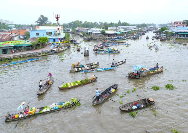 Pazar sabah yüzen kalabalık çiftçiler satınalma