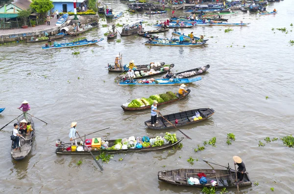 Los agricultores compran hacinados en el mercado flotante mañana — Foto de Stock