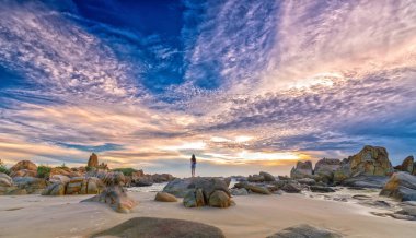 Şafak ufuk muazzam büyüklüğü seyir sahilde tek başına duran yalnız genç kadın