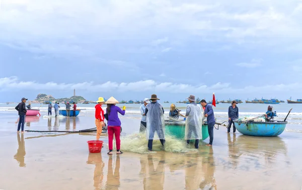 Pescadores estão fazendo trabalho ameaçador redes de pesca — Fotografia de Stock