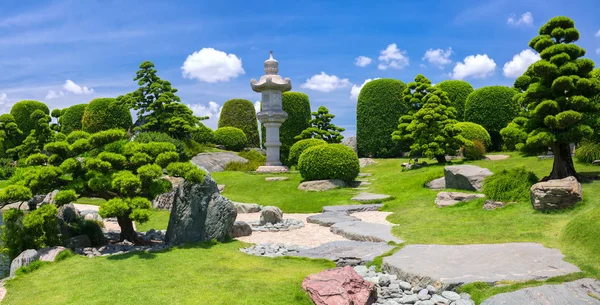 Beau jardin dans l'écotourisme est conçu en harmonie — Photo