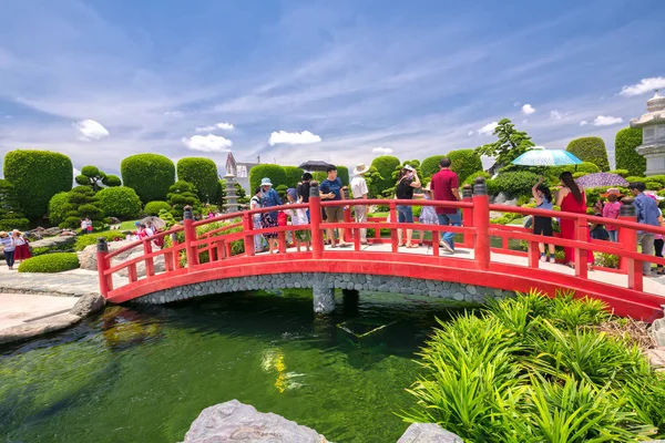 Τουρίστες επισκέπτονται κήπο μπονσάι στον οικολογικό τουρισμό — Φωτογραφία Αρχείου