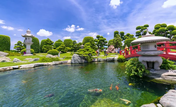 Τουρίστες επισκέπτονται κήπο μπονσάι στον οικολογικό τουρισμό — Φωτογραφία Αρχείου