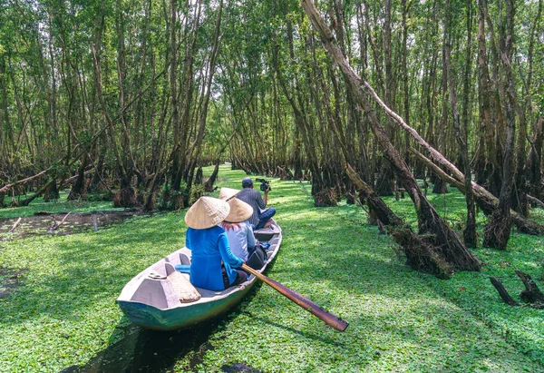 De Veerman overneemt reiziger met een boottocht langs de grachten in de mangrovebossen. — Stockfoto