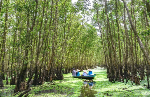 Il traghettatore porta il viaggiatore in barca lungo i canali nella foresta di mangrovie . — Foto Stock