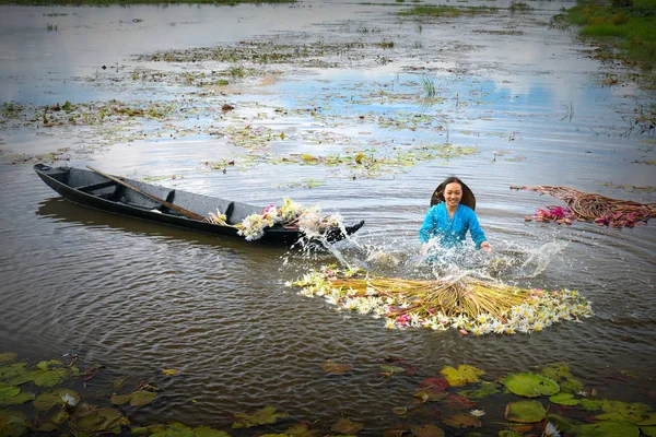  Çiftçiler lilyum bataklık altında hasat sel sezon sonra Temizleme