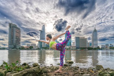 Genç çekici kadın ayakta Split eğitimde