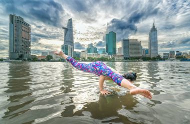 Uçan Split genç çekici kadın